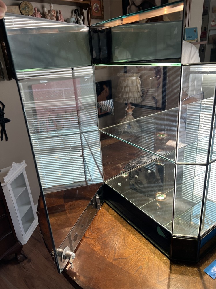 1990 HUMMEL STORE DISPLAY CASE, BEAUTIFUL SOLID CASE WITH 2 LOCKING DOORS