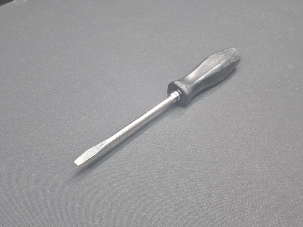 Snap On Black Hard Handle Flat Head Screwdriver SDD6