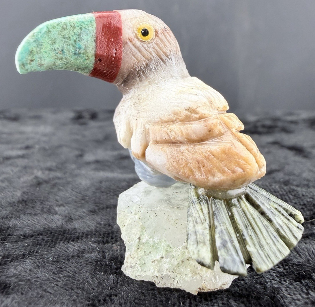 Gemstone Bird Sculpture on Mineral Base.    22  g.    27x31x40    mm