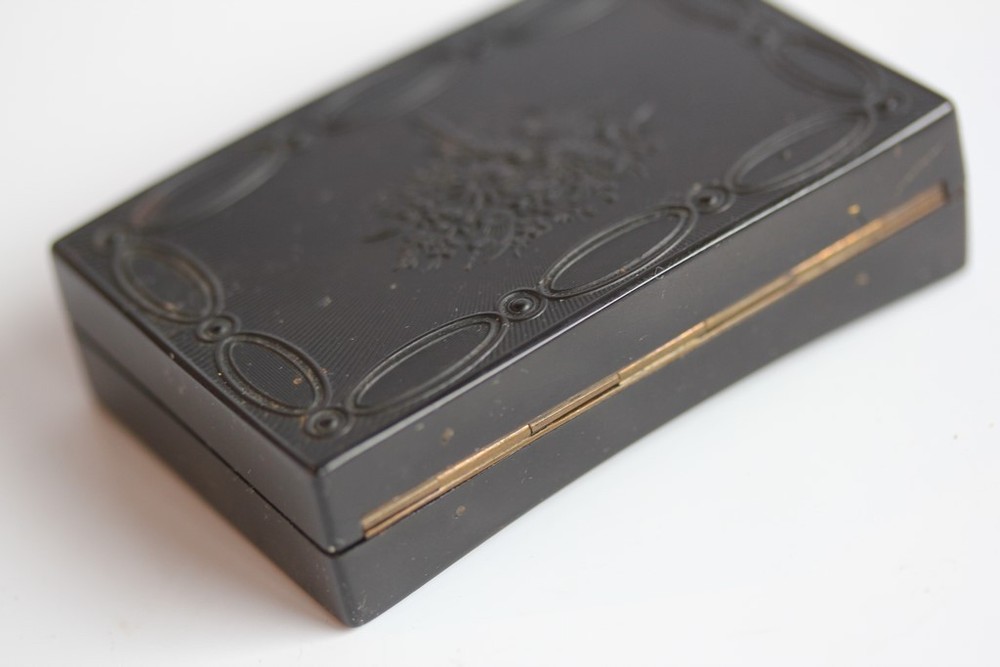 Antique molded horn box (49434)
