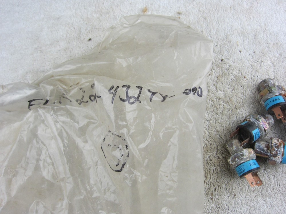 Freightliner 22-43249-000 Fujikoki SP4097 134a Binary Pressure Switch, Used