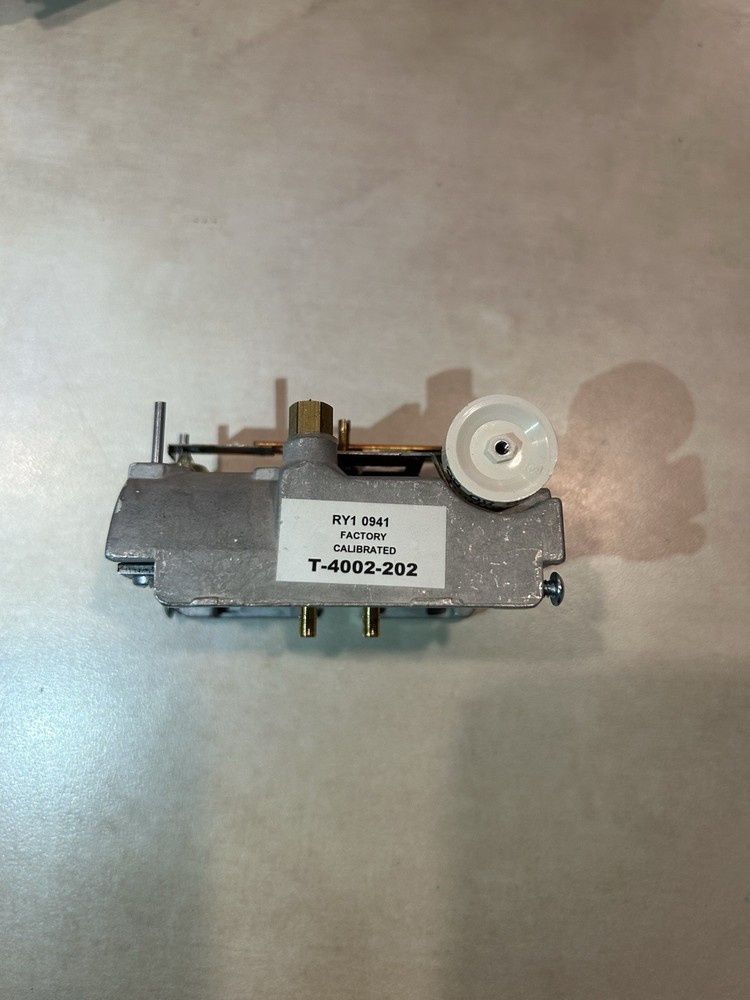 Johnson Controls T-4002-202 Pneumatic Thermostat Reverse Acting
