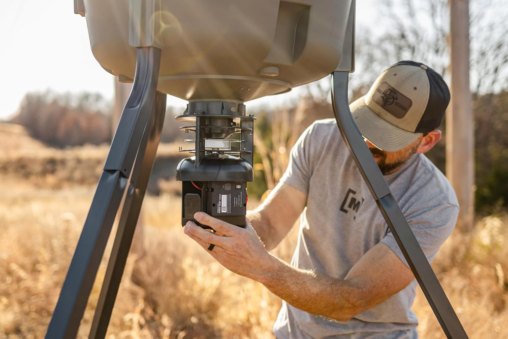 Pro Hunter 2 Cellular Feeder Kit with Feed Level Detector & Spincast Spreader
