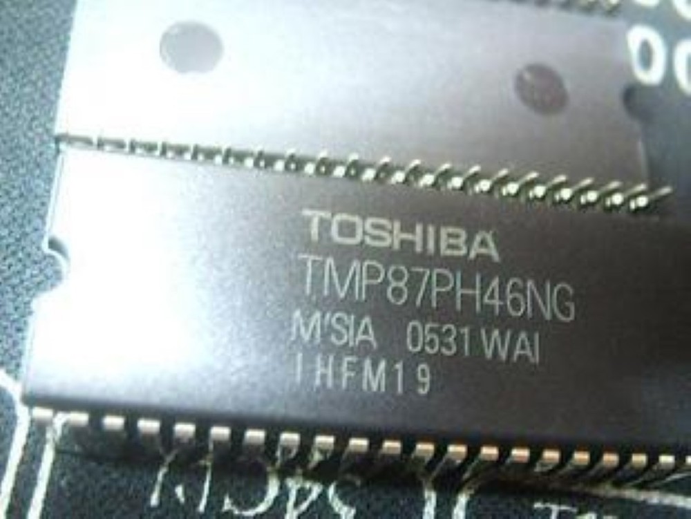 2pcs THOSIBA TMP87PH46NG DIP CMOS 8-Bit Microcontroller RH