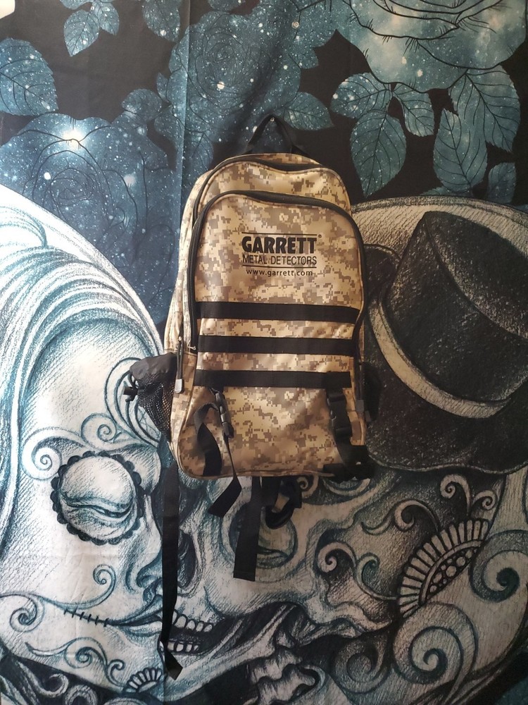 GARRETT METAL DETECTORS  CAMO  BACKPACK  EXCELLENT CONDITION