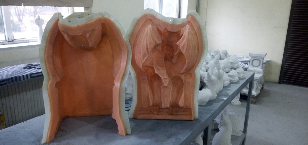 Polyurethane flexible mold with a plastic frame''gargoyle''