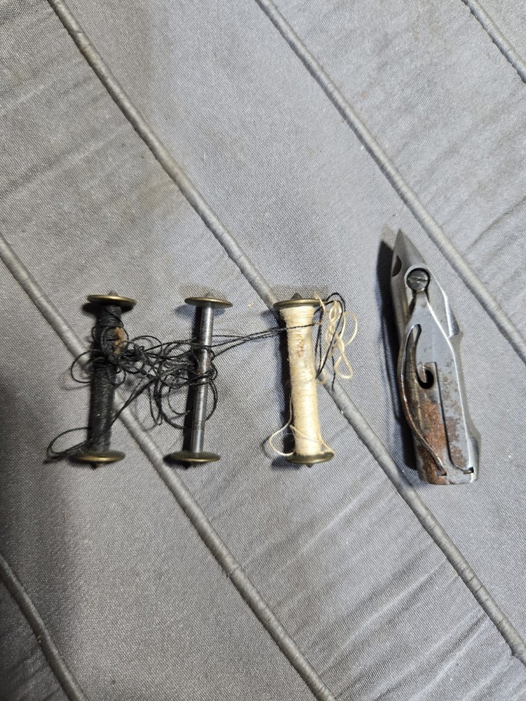 VINTAGE SINGER SEWING MACHINE BULLET SHUTTLE