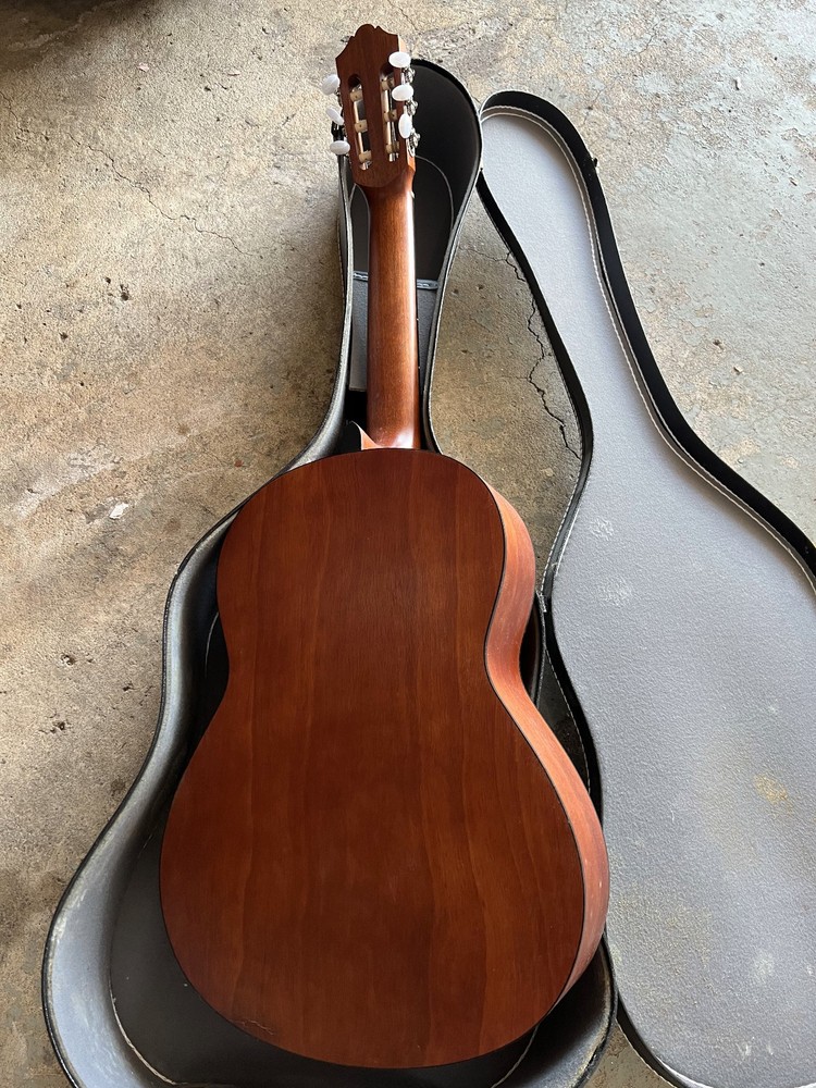 Yamaha CG122MS Classical Guitar with Hard Case – Solid Top