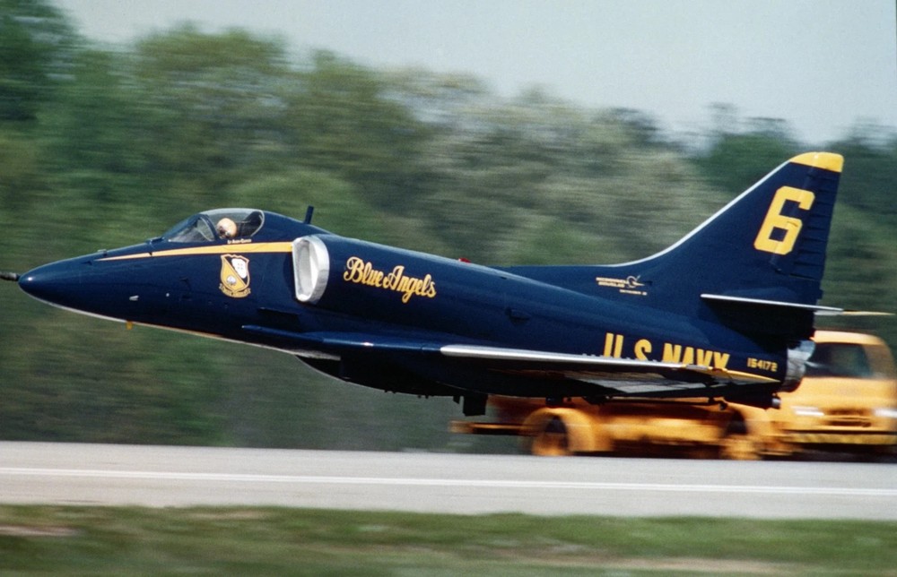 JET EYES U.S. Navy Blue Angels A-4F Skyhawk AIR DROP + SHARP