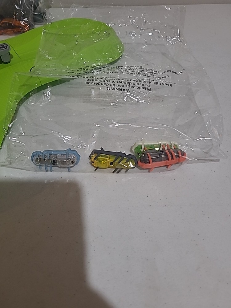 HEXBUG Gladiators Battling Robots Stadium Battle Strategy Kit W/3 Gladiators.