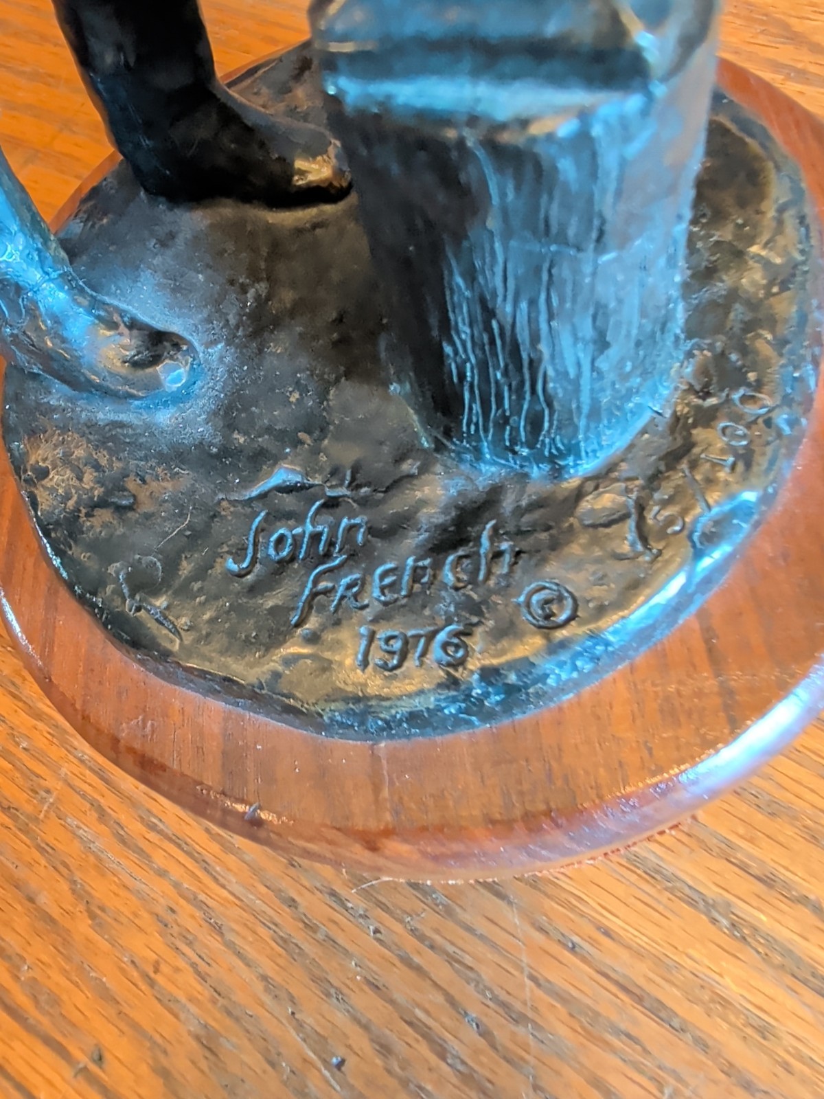 JOHN FRENCH HEAVY BRONZE METAL STATUE FIGURE BLACKSMITH HORSESHOE 1976 RARE VTG