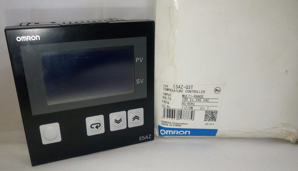 Omron E5AZ-Q3T Temperature Controller 100-240Vac Panel Mount New