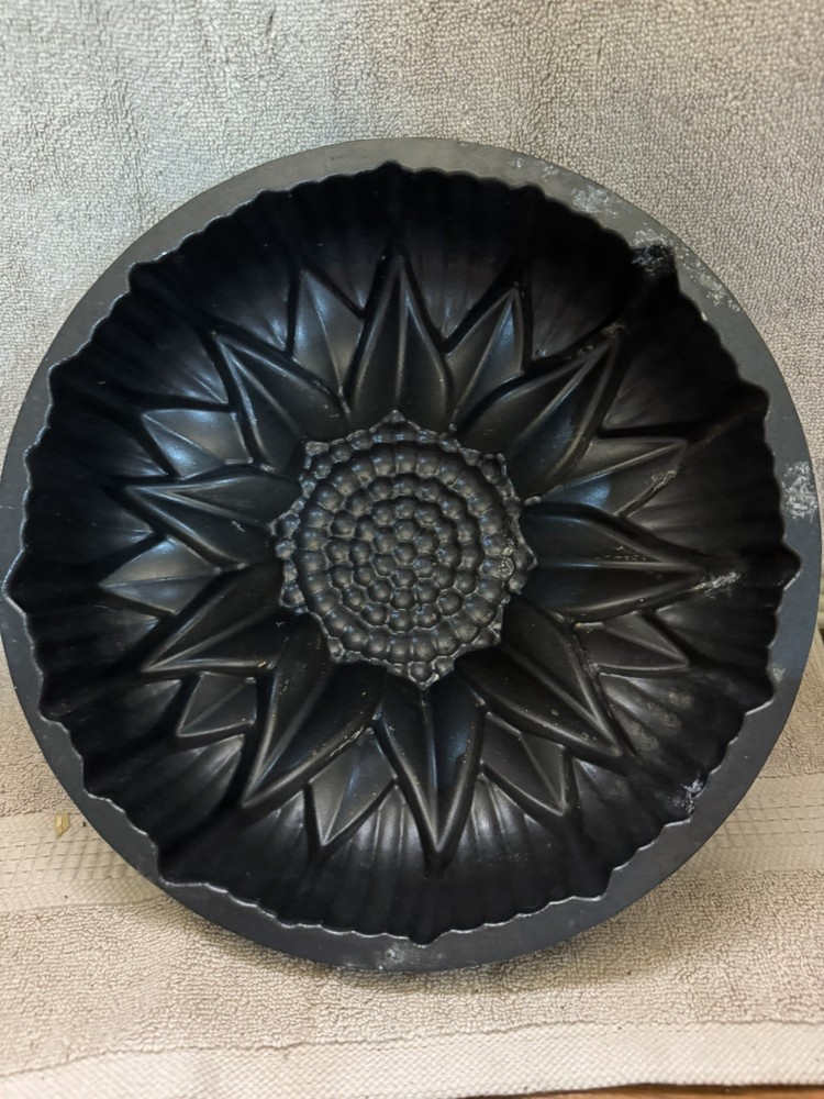 Nordic Ware Sunflower Cast Iron Cake Pan