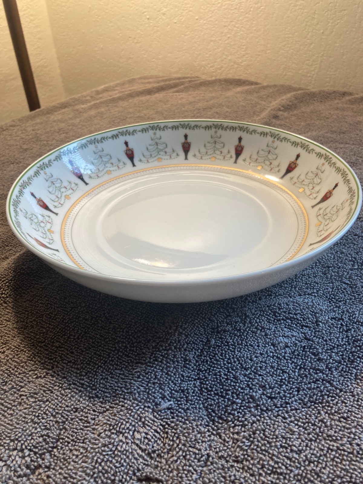 EXCELLENT BERNARDAUD GRENADIERS HAPPY HOLIDAY 9 5/8 ROUND VEGETABLE SERVING BOWL