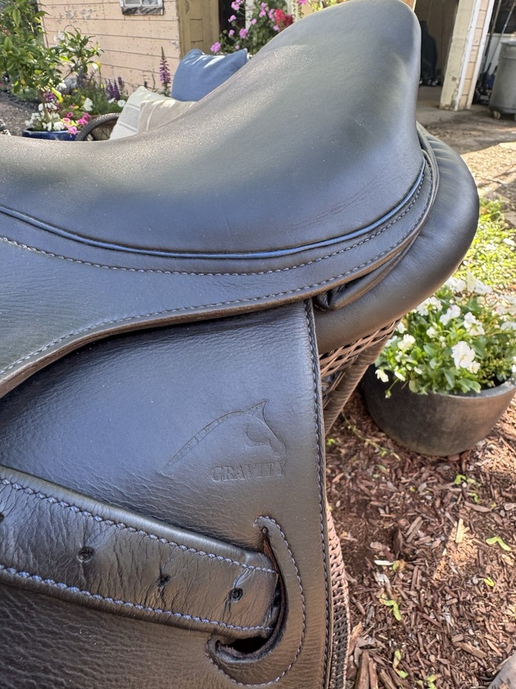 Gravity Jumping/Close Contact English Saddle Black
