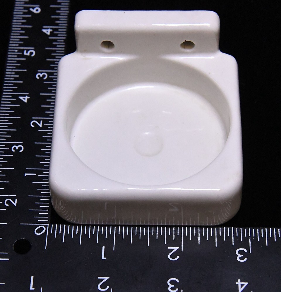 VINTAGE WHITE CERAMIC WALL MOUNT CUB HOLDER