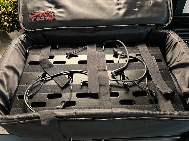 Voodoo Lab Dingbat Medium Pedalboard with Pedal Power 2 PLUS