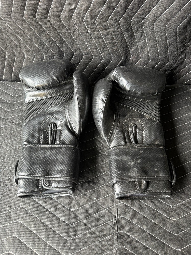 Triumph United boxing gloves 14 oz (pair)