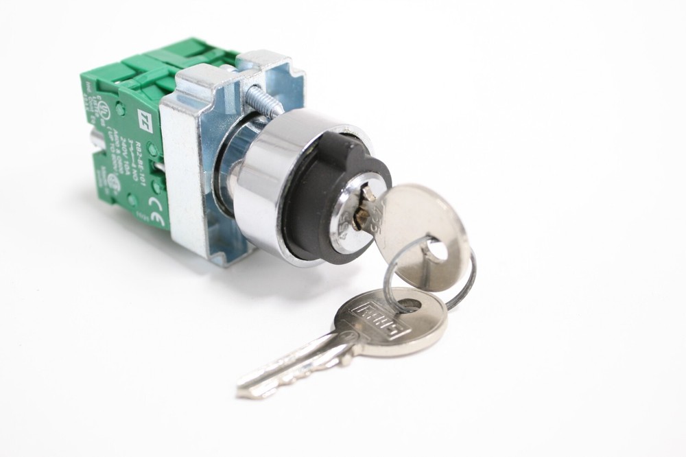 RB2BG8 22.5mm 3 Pos Maintain in Left Spring Return to Centre Key Removal Centre