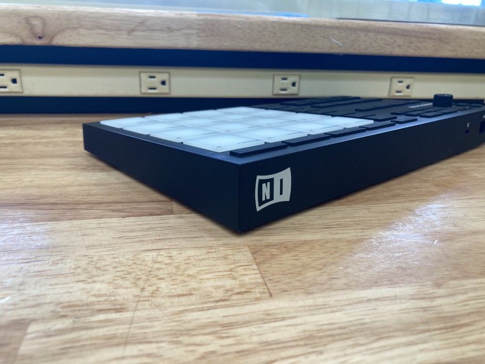 Native Instruments MASCHINE MIKRO MK3 Drum Controller USED