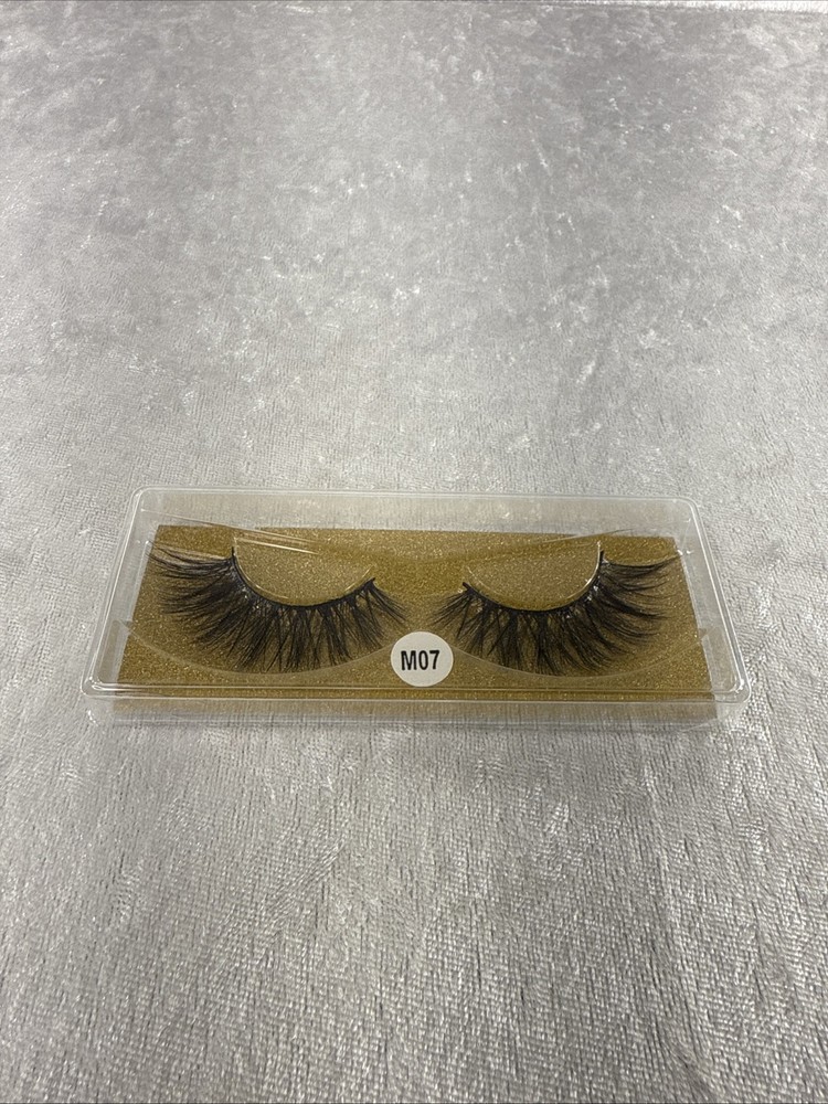 false eyelashes #M07