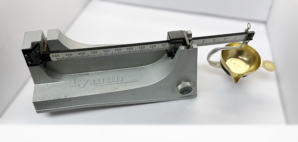 LYMAN “D-7” PRECISION RELOADING POWDER SCALE WITH “BEAM LIFTER” CONTROL KNOB