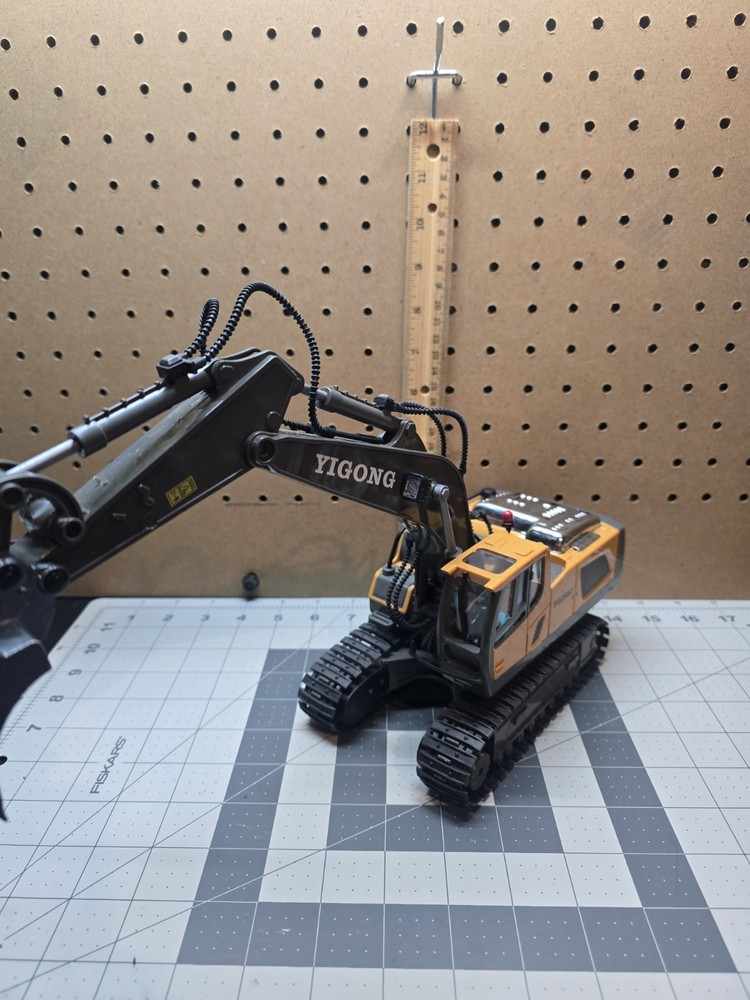 Remote Control Truck 1:20 11CH RC Excavator Construction Missing Remote UNTESTED