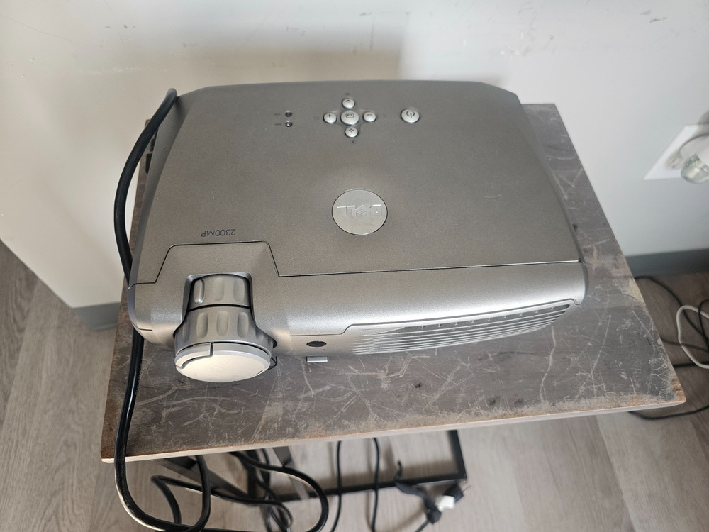 Dell 2300MP DLP Projector with Cables, Remote, and Case