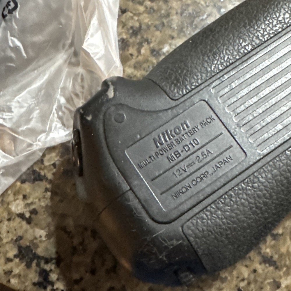 Nikon MB-D10 Multi Power Battery Pack W Holders & Case. USED