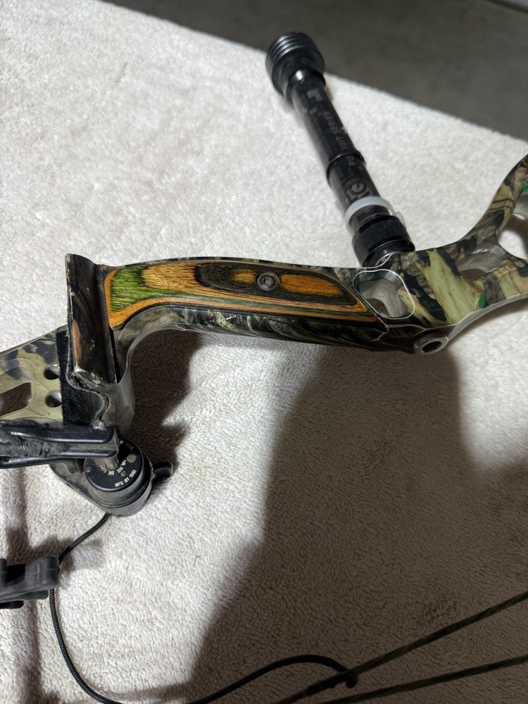 Bowtech Commander - Right Hand - 50lbs - 29" - Mossy Oak Finish