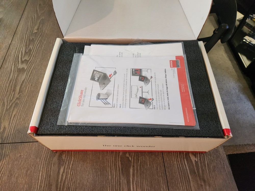 Barco Clickshare R9861006BNA Wireless Presentation System w/4 Buttons & Holder