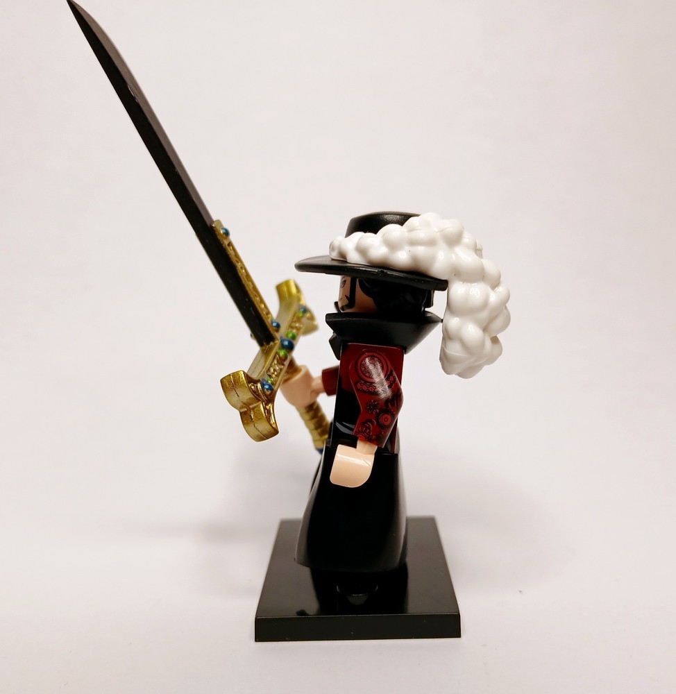 Dracule Mihawk Minifig - One Piece