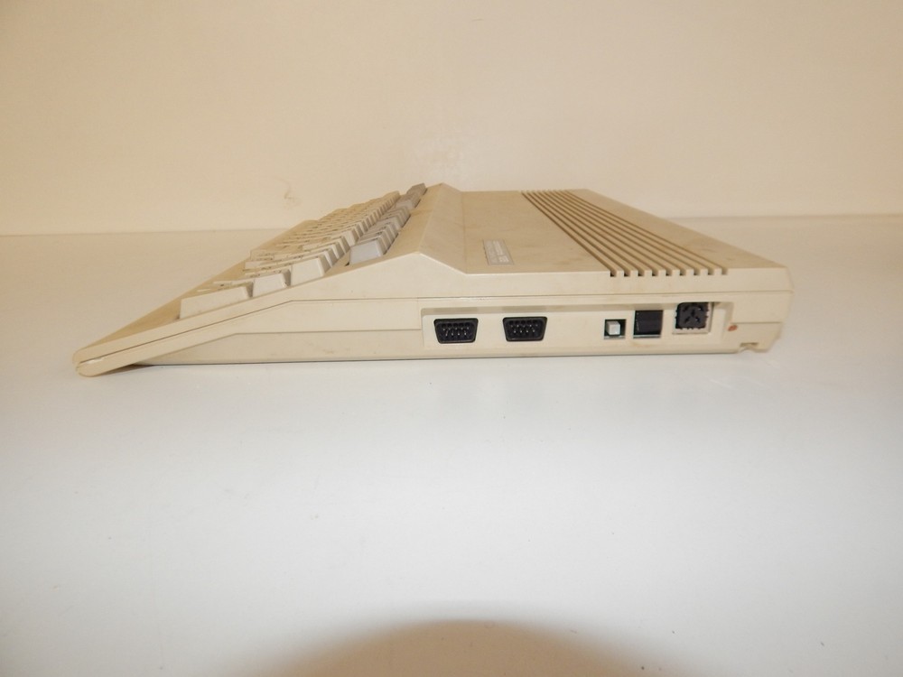 ^^ COMMODORE 128 VINTAGE PERSONAL COMPUTER IN BOX (WMN24)