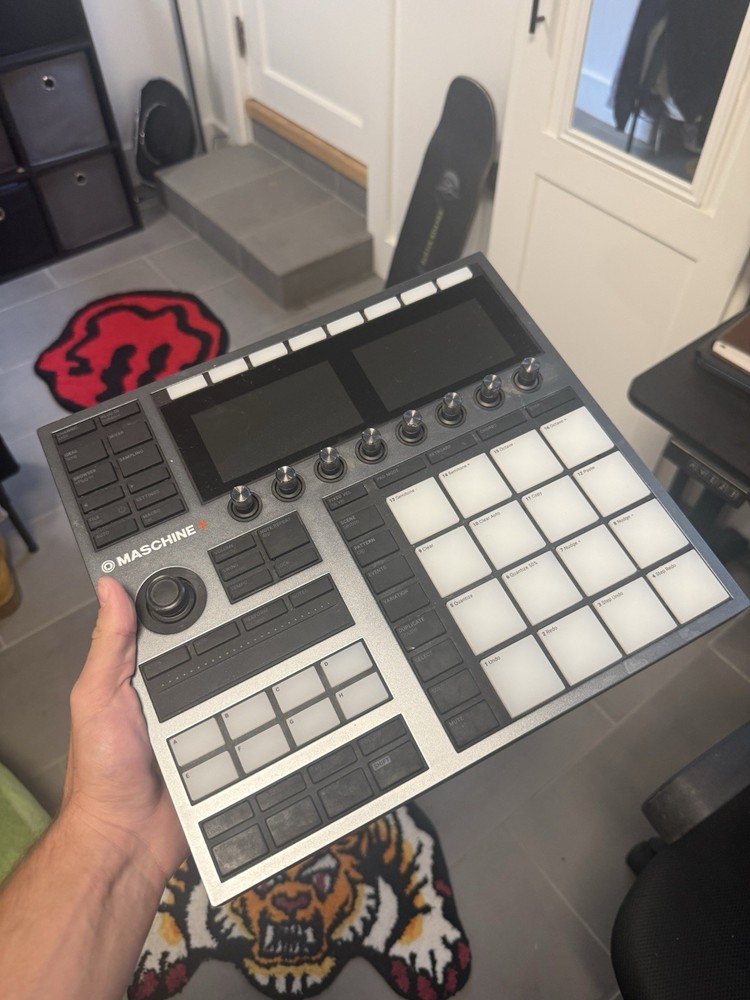 Native Instruments MASCHINE+ Sampler & Sequencer, Touchscreen, 16 Pads, USB