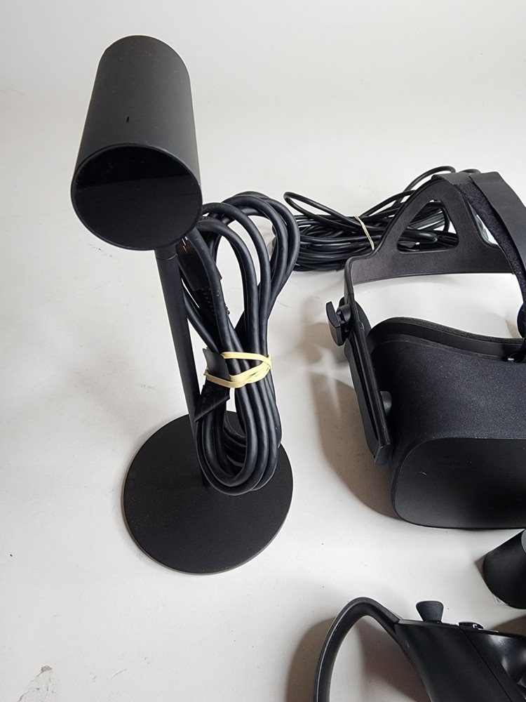Oculus Rift CV1 Headset W/ 2 Controller & 2 Sensor