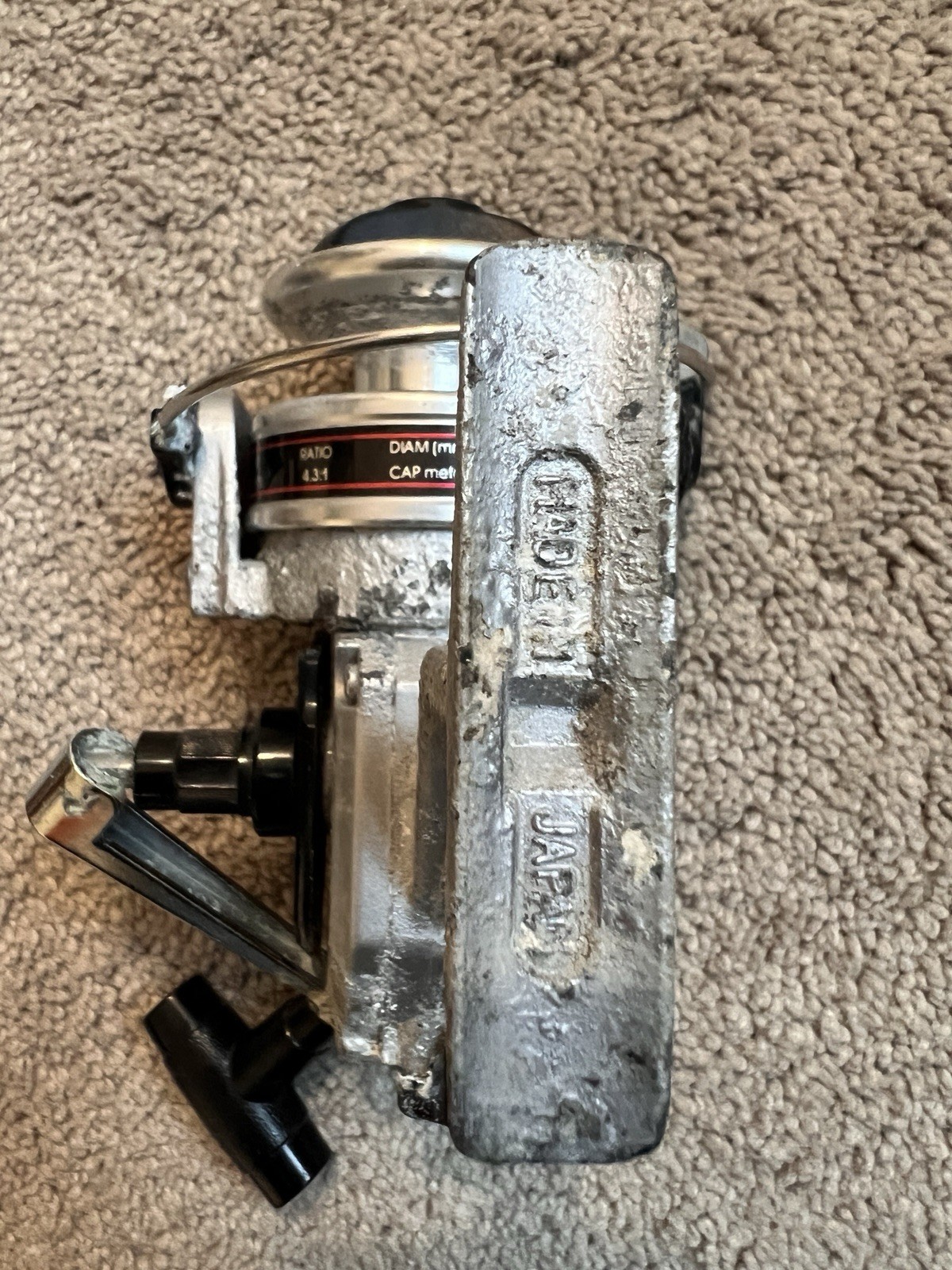 Vintage Penn 104 Spinning Reel FOR PARTS NOT WORKING