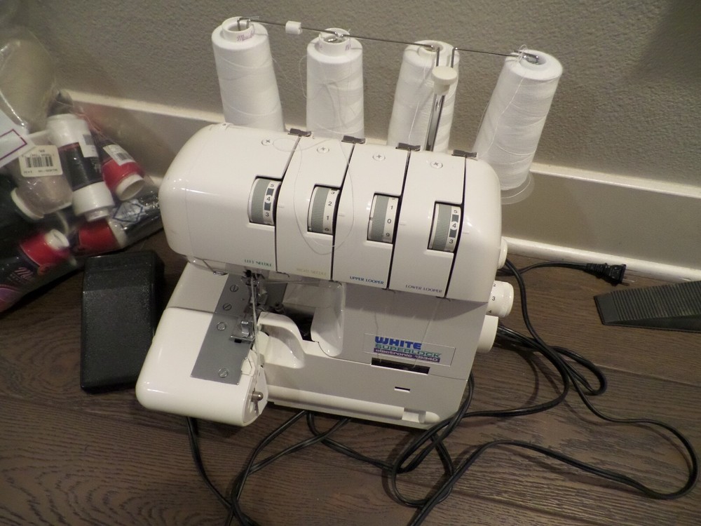 White Superlock Electronic model 1934D Serger Sewing Machine MINT w/ XTRAS!