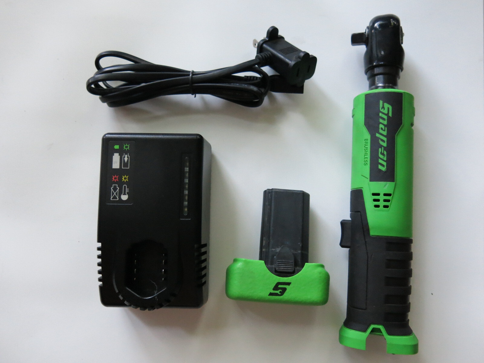 Snap-On CTR761 Green 3/8" 14.4v Cordless Ratchet Battery & Charger Set