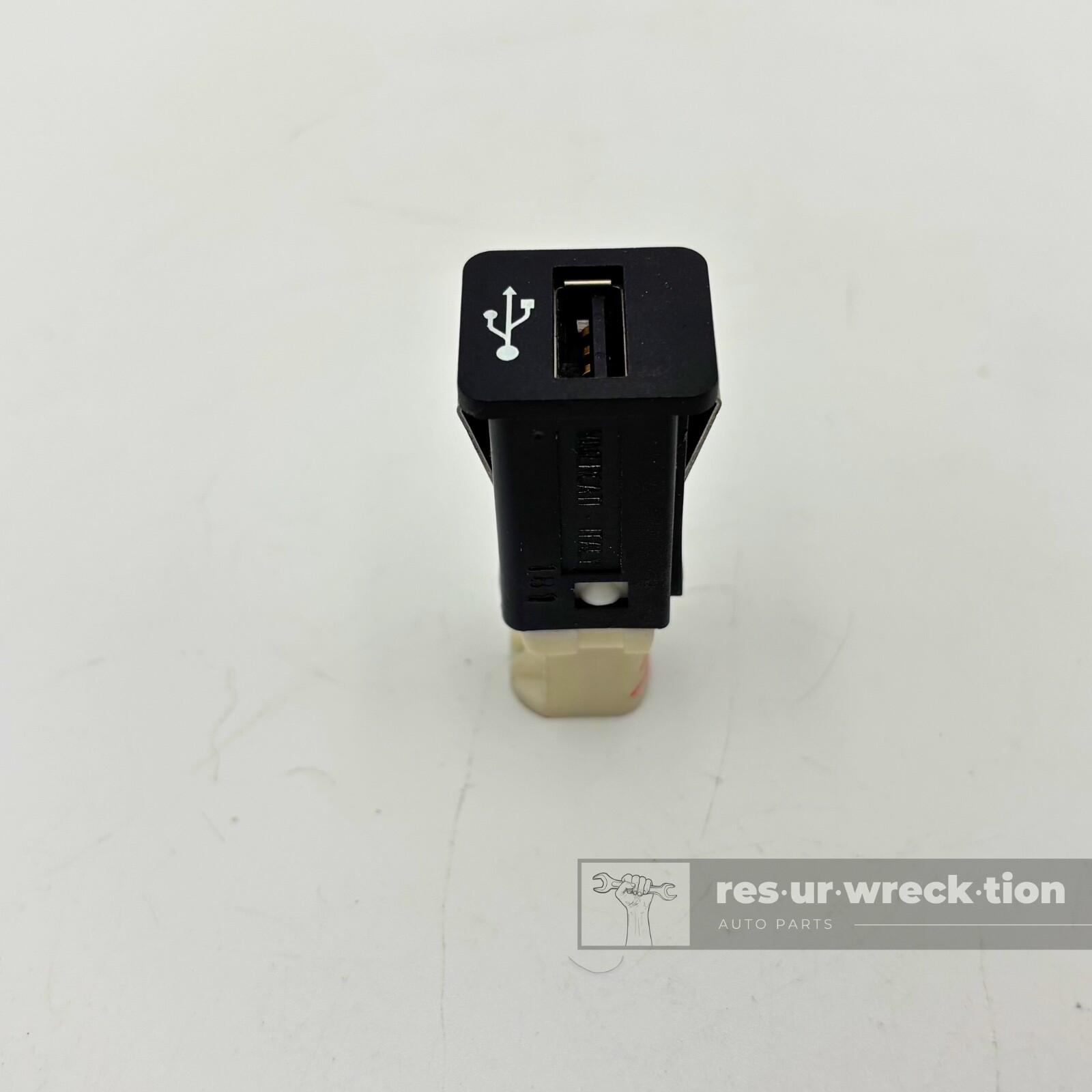 BMW USB Socket Port 1 3 5 6 7 X5 X6 Z4 E90 E91 E60 E61 OEM 9237656