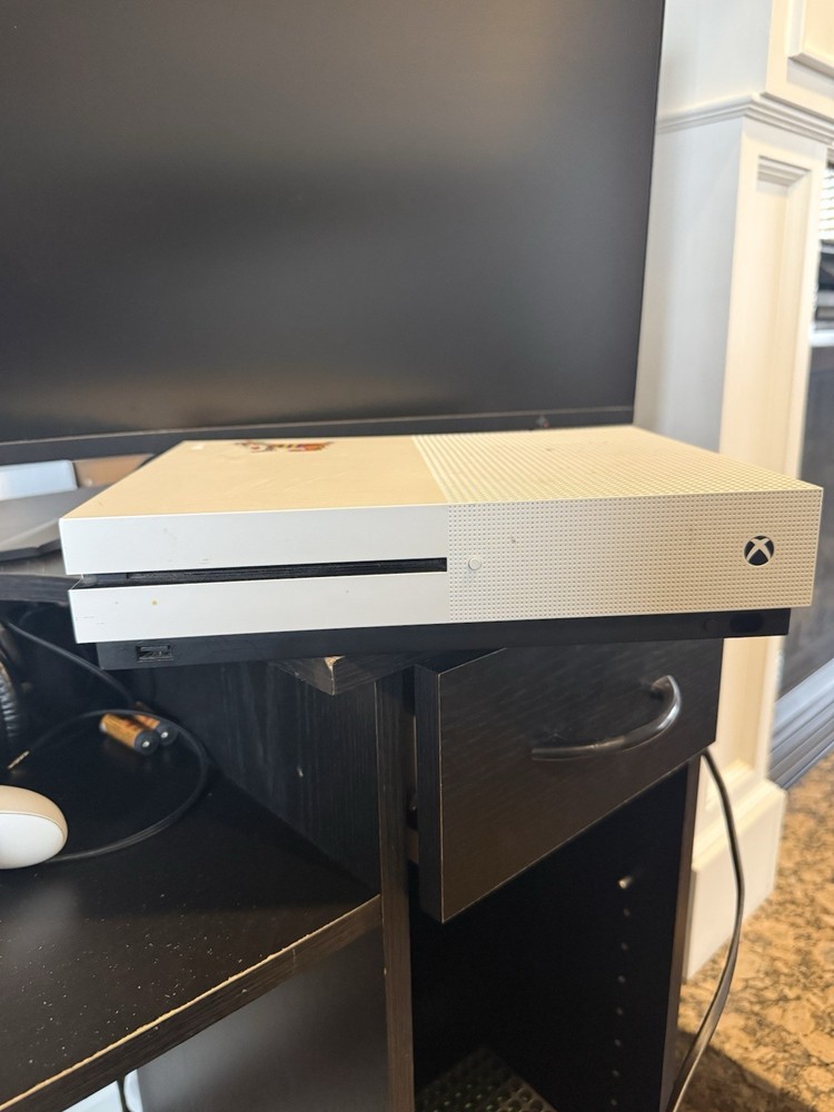 Xbox Console , Nintendo Wii Console, Balance Board, AV Cables Bundle