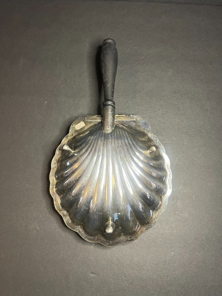 Vintage Oneida Silver Plate Silent Butler Clam Shell Tri Footed Crumb Catcher