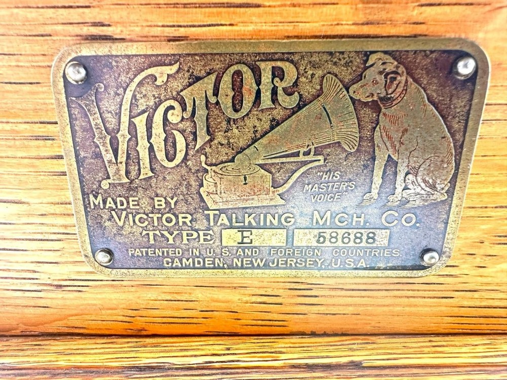 Antique Case for Victor Type E Phonograph with Back Mounting Horn