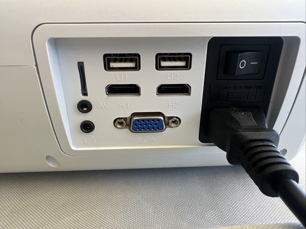 Goodee HD projector With Remote And Connection Cords