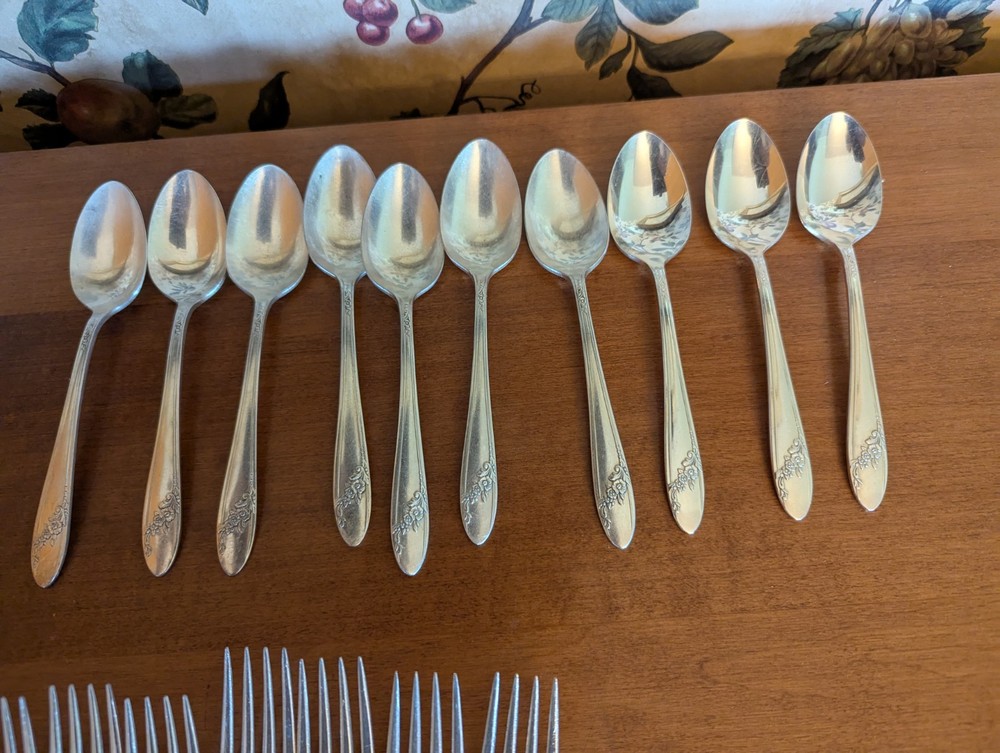 36-VINTAGE ONEIDA QUEEN BESS II SILVERPLATE SILVERWARE