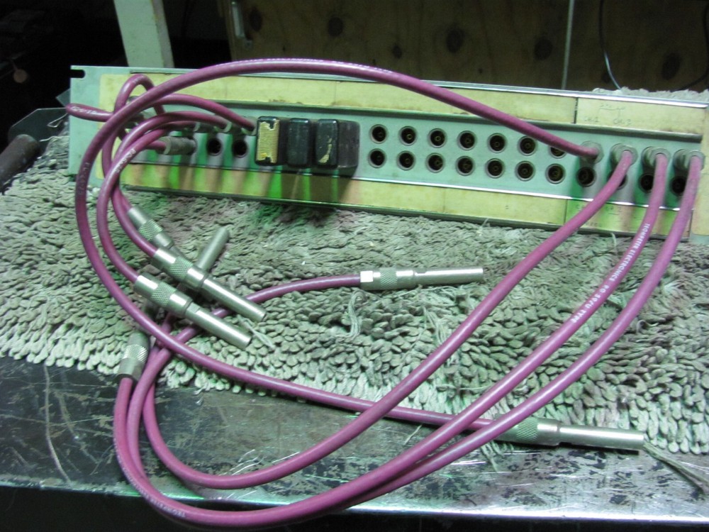 LOT ETC CABLES WHISTLER ELECTRONICS AUDIO VIDEO PATCH PANEL40 HOOK UP JACKS
