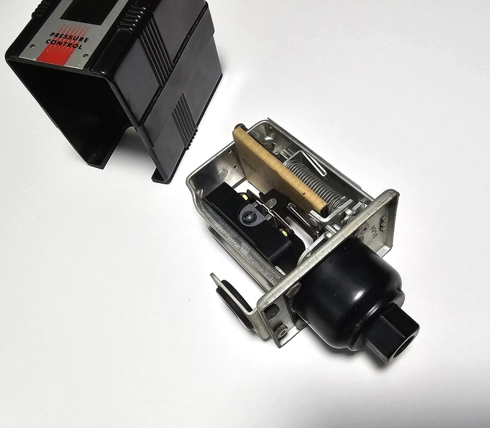 Lynn / Perfex Corp 700-D Pressure Control Switch - New