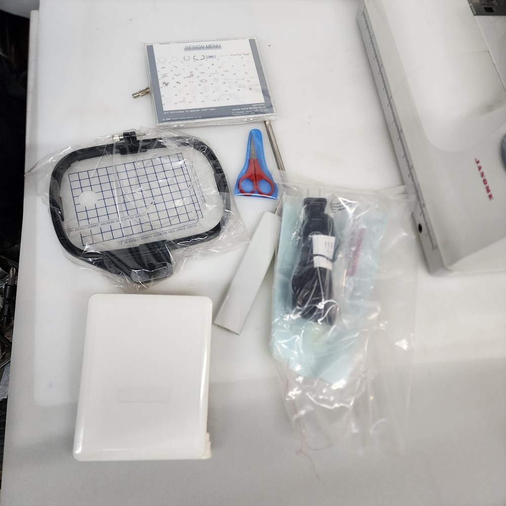 Janome Memory Craft 9000 Sewing Embroidery Machine Combo Computerized W Case Acc
