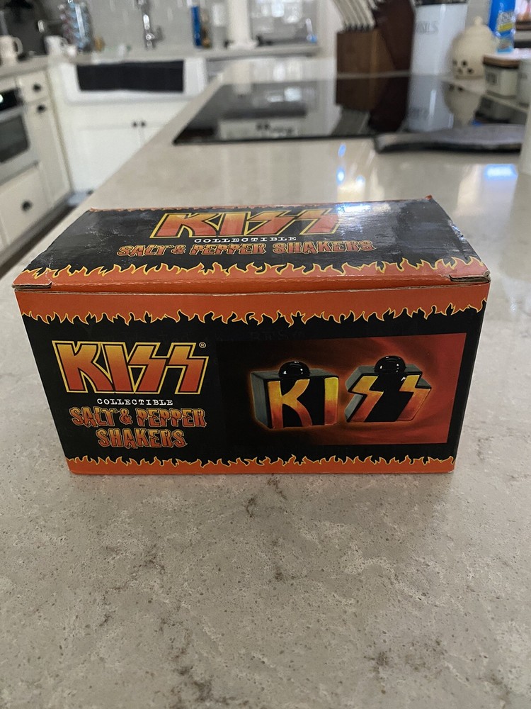 KISS/SPENCER GIFTS COMPLETE DINNERWARE SET PLUS EXTRA OVERSIZED MUG - 8 PIECES