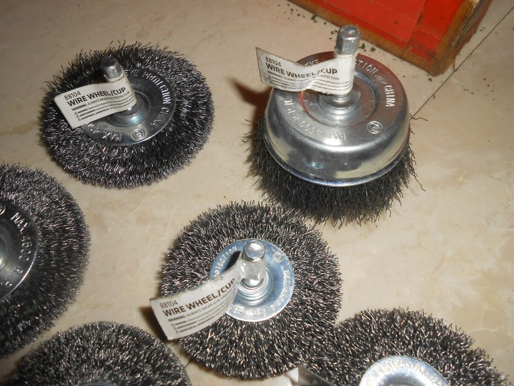 7 wheel & cup brushes. Various sizes.