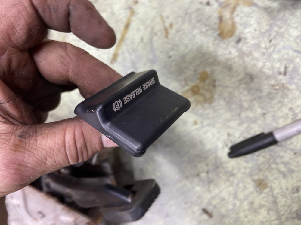 08-12 ESCAPE Park Brake Assembly (release Handle Damaged)